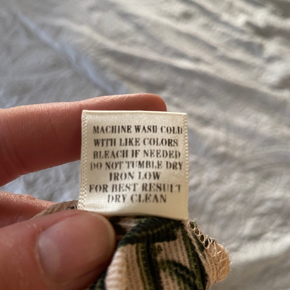 Excellent condition. Inches Measure: 25 shoulder to hem; 19 armpit to armpit. - Picture 7 of 7